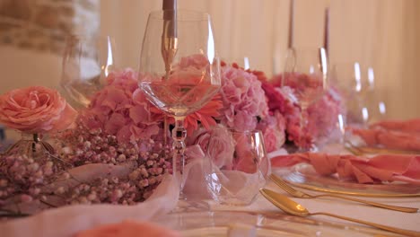 Eleganter-Hochzeitstisch-Mit-Rosa-Blumendekoration,-Goldenem-Besteck,-Dolly
