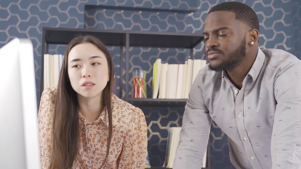 trabajo en equipo multiétnico, hombre africano y mujer asiática trabajando en la oficina.