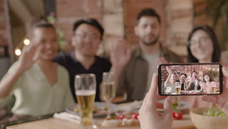 Un-Buen-Grupo-De-Amigos-Siendo-Fotografiados-1