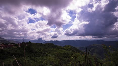 vista montañosa en el norte de laos con nubes en movimiento