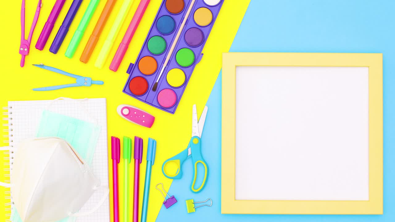 학교 서류와 노란색 프레임은 파란색 노란색 테마에 나타납니다. 움직임을 멈추십시오.