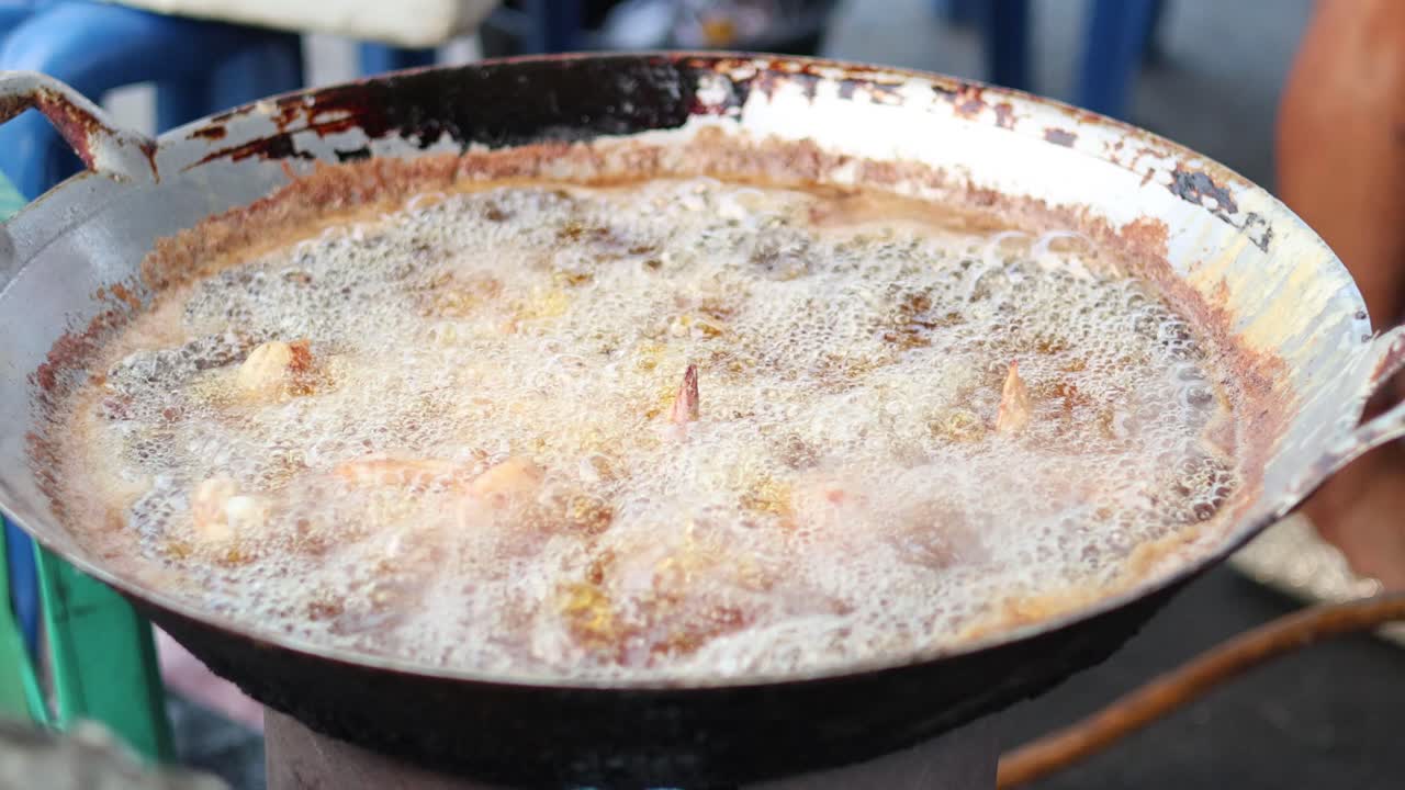 시장 에서 뜨거운 기름 에 고기 김