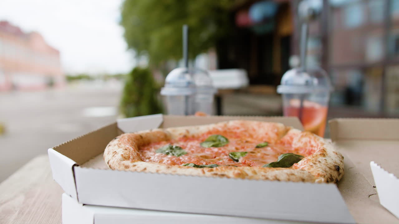 야외에서 먹을 준비가 된 식사