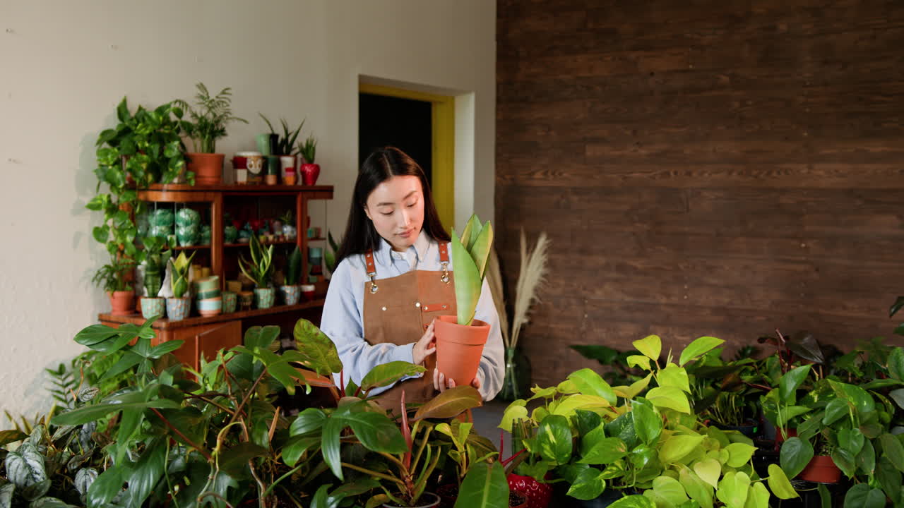 식물 가게 에서 일 하는 여자