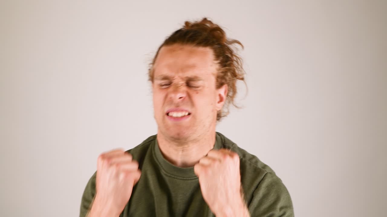 tener emociones de enojo, estar irritado antes de una llamada telefónica y luego cambiar a feliz y reír mientras habla por teléfono