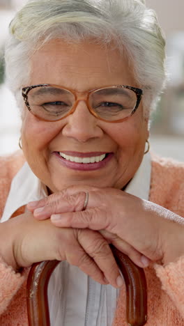 retrato de una mujer mayor sonriente