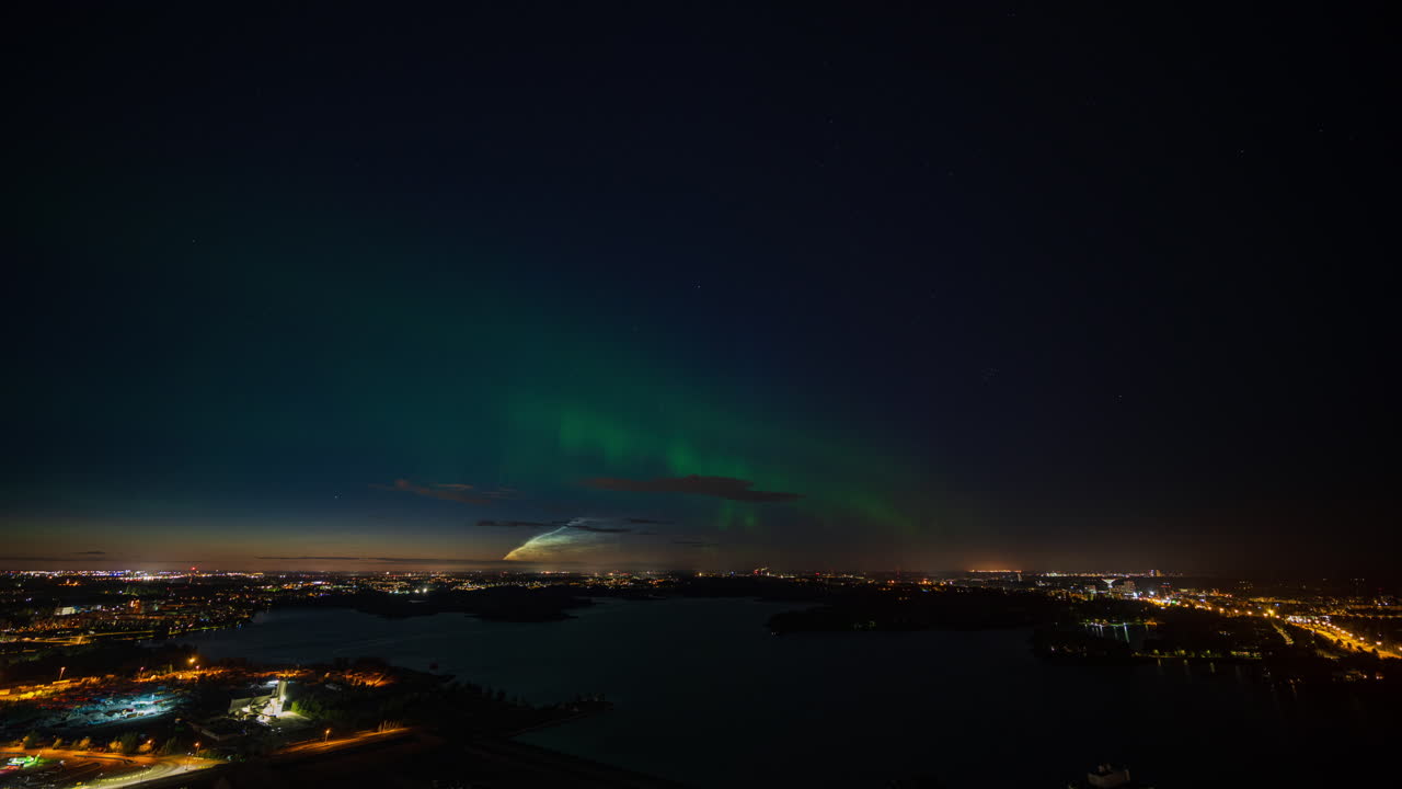el lapso de tiempo de las luces del norte bailando sobre el paisaje urbano de helsinki, noche de otoño