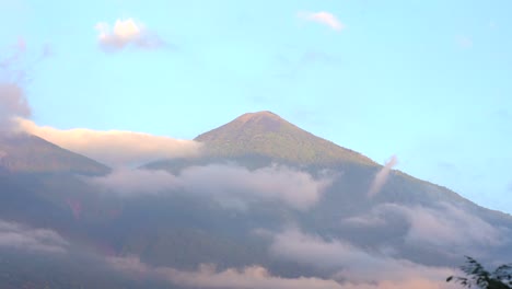 Toma-Panorámica-De-Volcanes-En-Guatemala