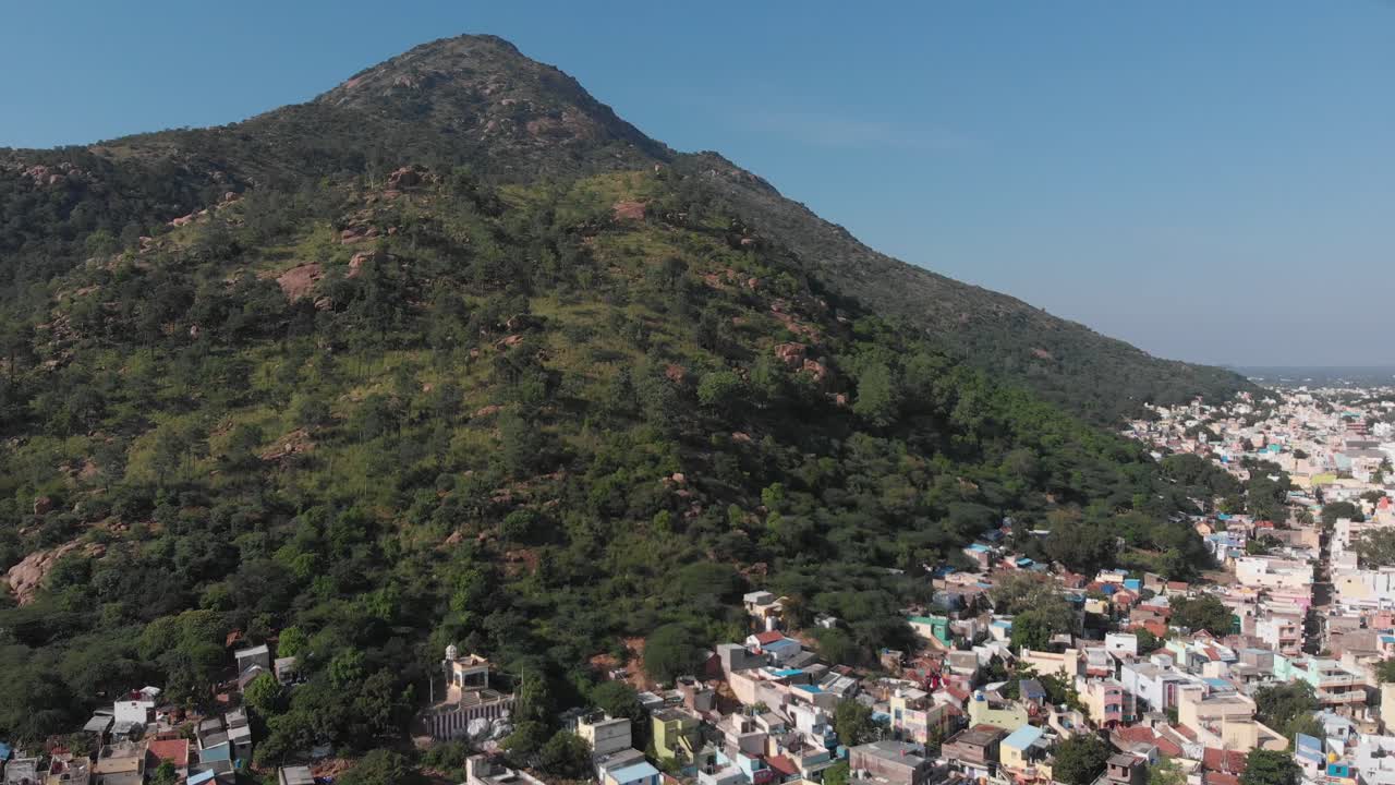 toma aérea de casas residenciales frente a una montaña gigante cubierta durante un clima hermoso en tiruvannamalai, india
