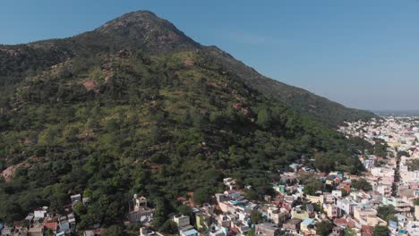 Toma-Aérea-De-Casas-Residenciales-Frente-A-Una-Montaña-Gigante-Cubierta-Durante-Un-Clima-Hermoso-En-Tiruvannamalai,-India