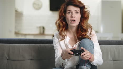 Verrückte-Frau-Spielt-Videospiel-In-Der-Heimischen-Küche.-Hübsches-Mädchen-Mit-Playstation