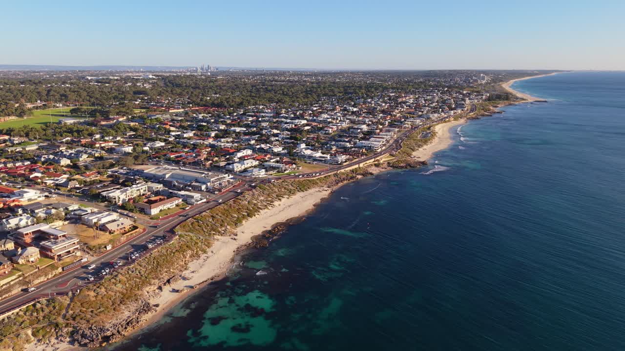 Ảnh flycam quét ngang bãi cát trắng ở Perth, Tây Úc
