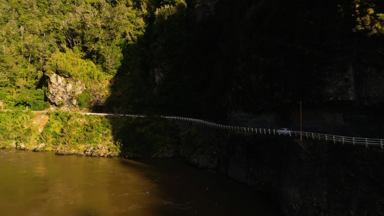 항공 풍경 해안 라오드 하부 불러 협곡 풍경 보호 구역 뉴질랜드 경로를 따라 운전하는 자동차