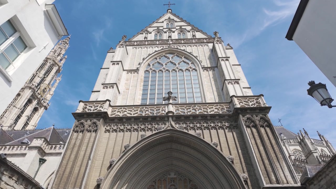 L'ingresso gotico ornato della Cattedrale di Nostra Signora di Anversa sotto un cielo azzurro limpido