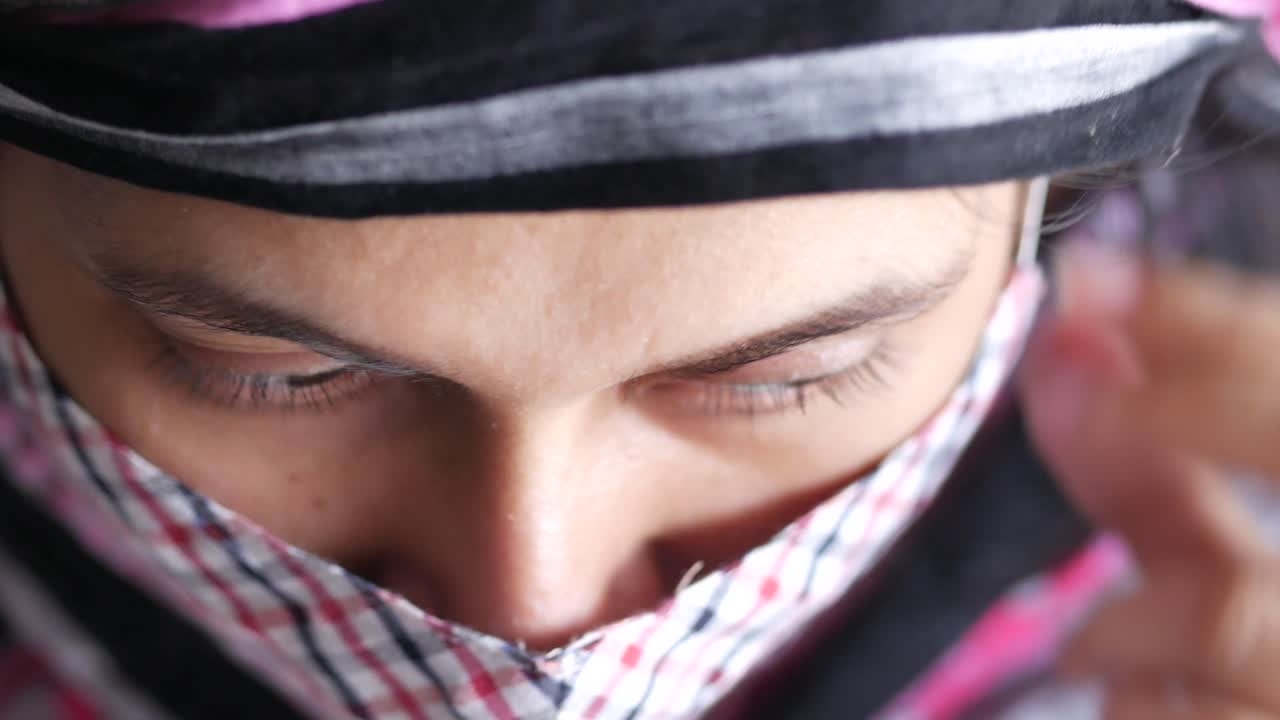 마스크와 헤드 스카프를 입은 여자