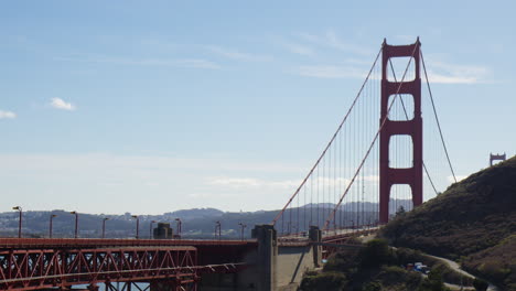 vehículos cruzando el puente golden gate durante las horas de día en san francisco, california - toma amplia
