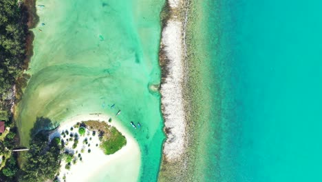 Colores-Vibrantes-Del-Mar-Tropical-Con-Playas-De-Arena-Blanca-Y-Arrecifes-De-Coral