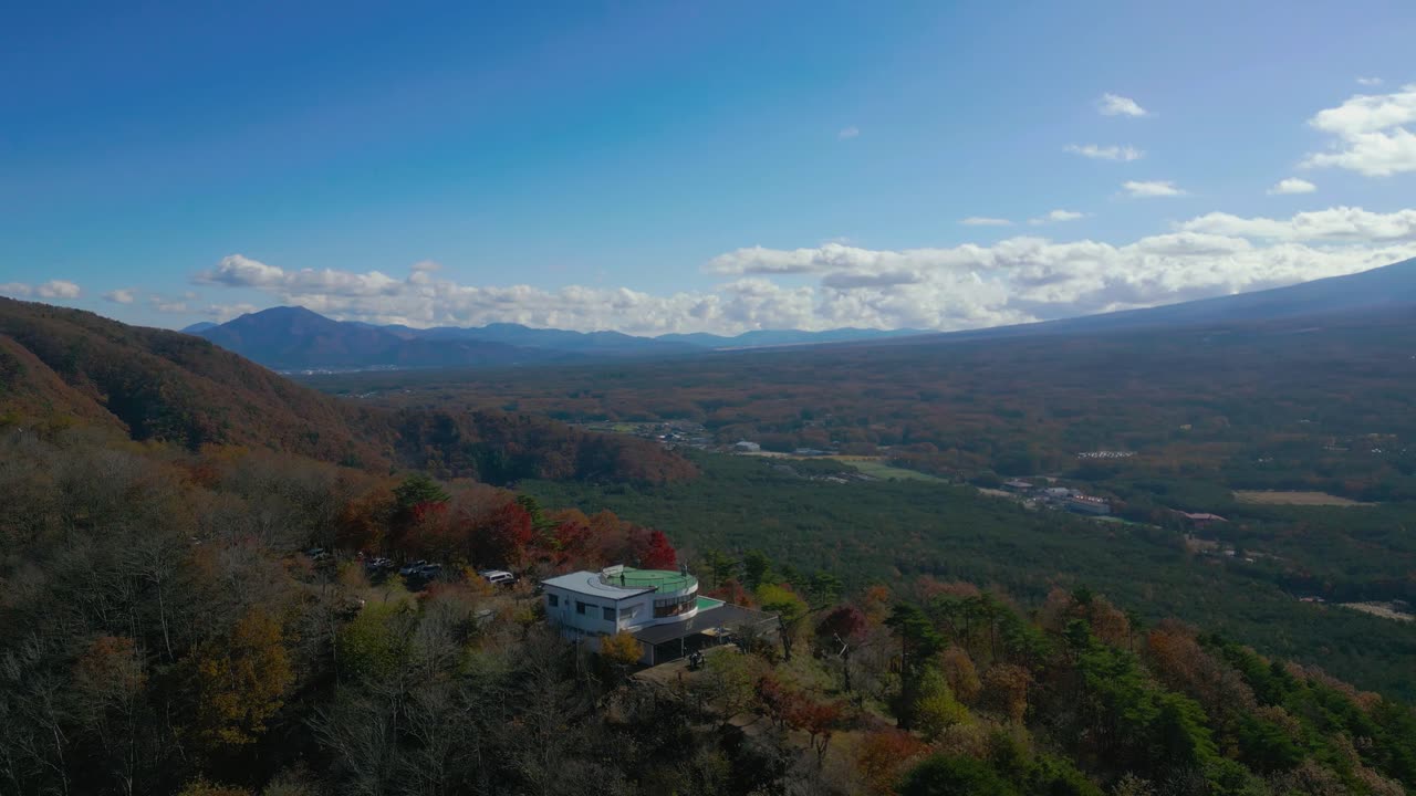멀리에서 후지와 함께 가을의 산 풍경