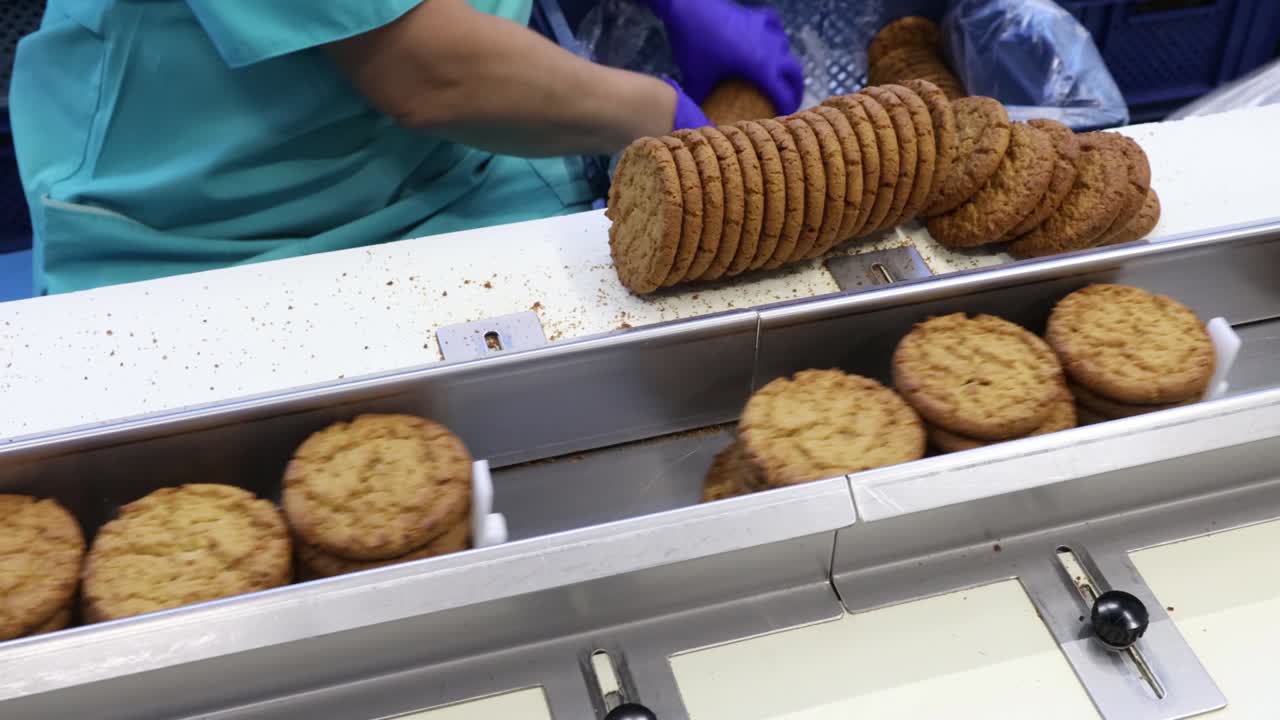 cinta transportadora en una fábrica de confitería con galletas dulces en movimiento