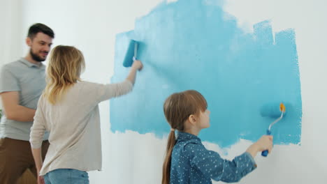 familia pintando una pared