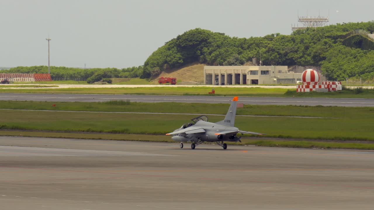 jet militar abierto en la pista de aterrizaje en el aeropuerto internacional de okinawa prefectura de naha japón estados unidos fuerza aérea de los estados unidos caza jet