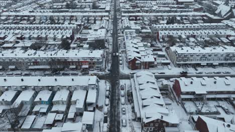 carretera recta en una ciudad densamente poblada en la nieve de invierno