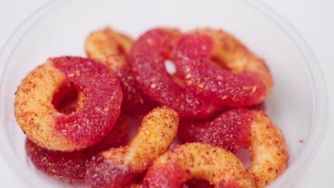 Aros-De-Durazno-Y-Chamoy-Picante-Con-Chile-Sobre-Un-Lazy-Susan