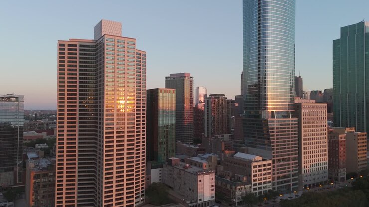O sol da manhã pinta os edifícios do horizonte de Chicago