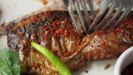 pescado a la parrilla con chile verde