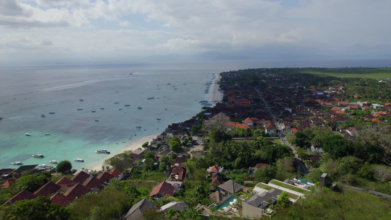 뜨거운  ⁇ 빛 날에 해변과 암초의 nusa lembongan aerial