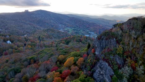 Banner-Elk-Nc,-Carolina-Del-Norte-En-Otoño-Con-La-Montaña-De-Azúcar-En-El-Fondo