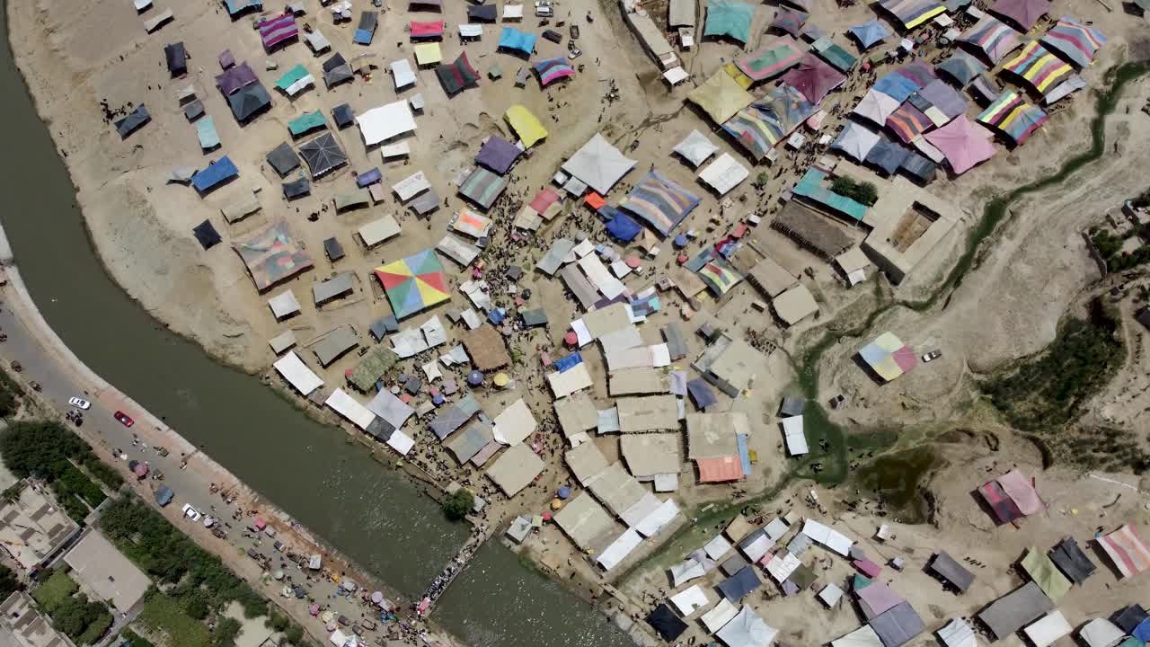 하천 연안 에 있는 타르팔린 의 예술