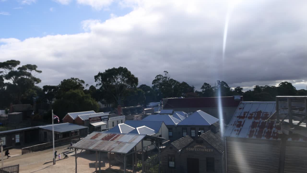 ciudad histórica con cielo nublado y haz de luz solar