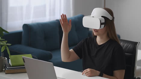 La-Mujer-Está-Usando-Auriculares-Vr-En-Casa-Deslizando-Y-Tocando-La-Pantalla-Virtual-Sentada-En-La-Habitación-Tecnología-Moderna-De-Realidad-Virtual