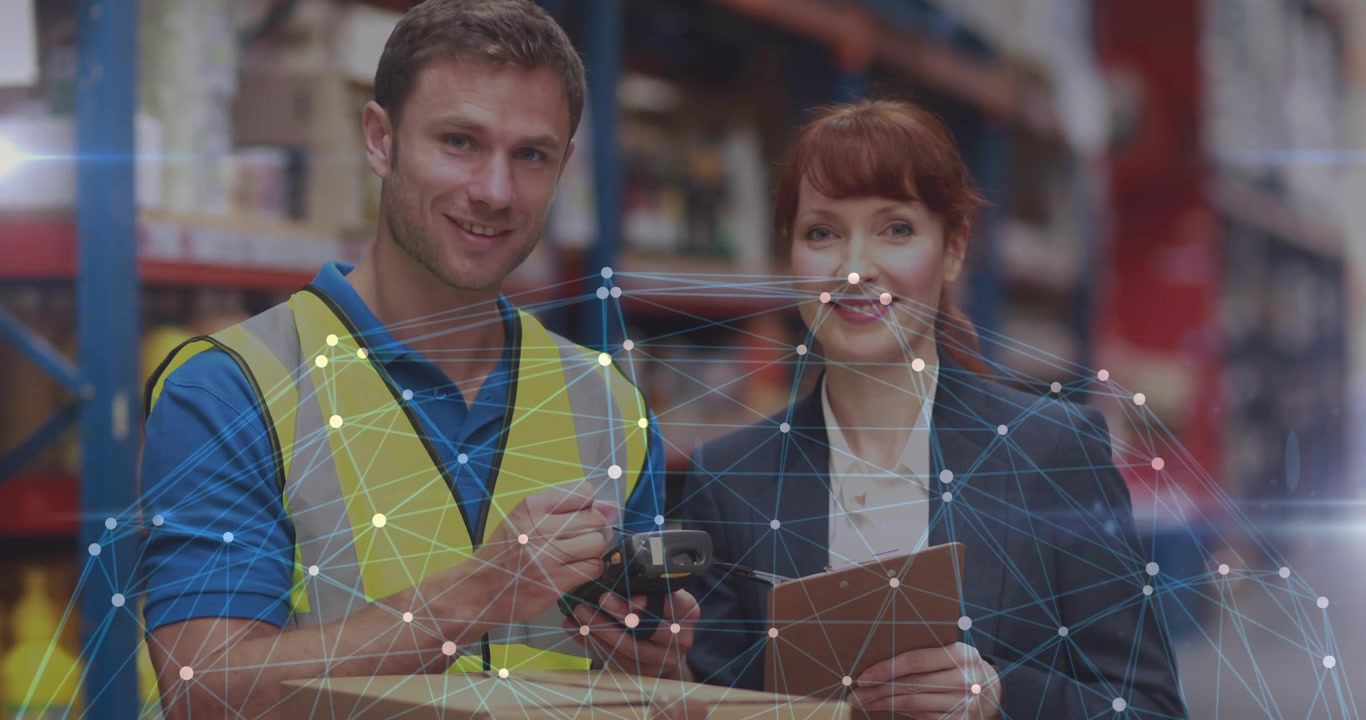 Duo in magazzino che usa lo scanner, il manager nota un'interfaccia tecnologica che collega lo scanner alle scatole per il controllo dell'inventario.