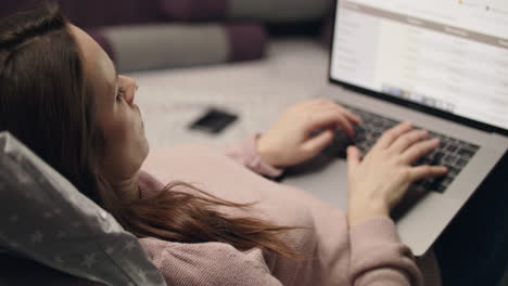 mujer de negocios navegando por internet en la pantalla de la computadora en casa
