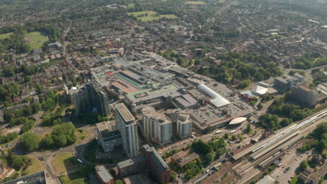 Toma-Aérea-Dando-Vueltas-Sobre-El-Centro-De-La-Ciudad-De-Basingstoke.