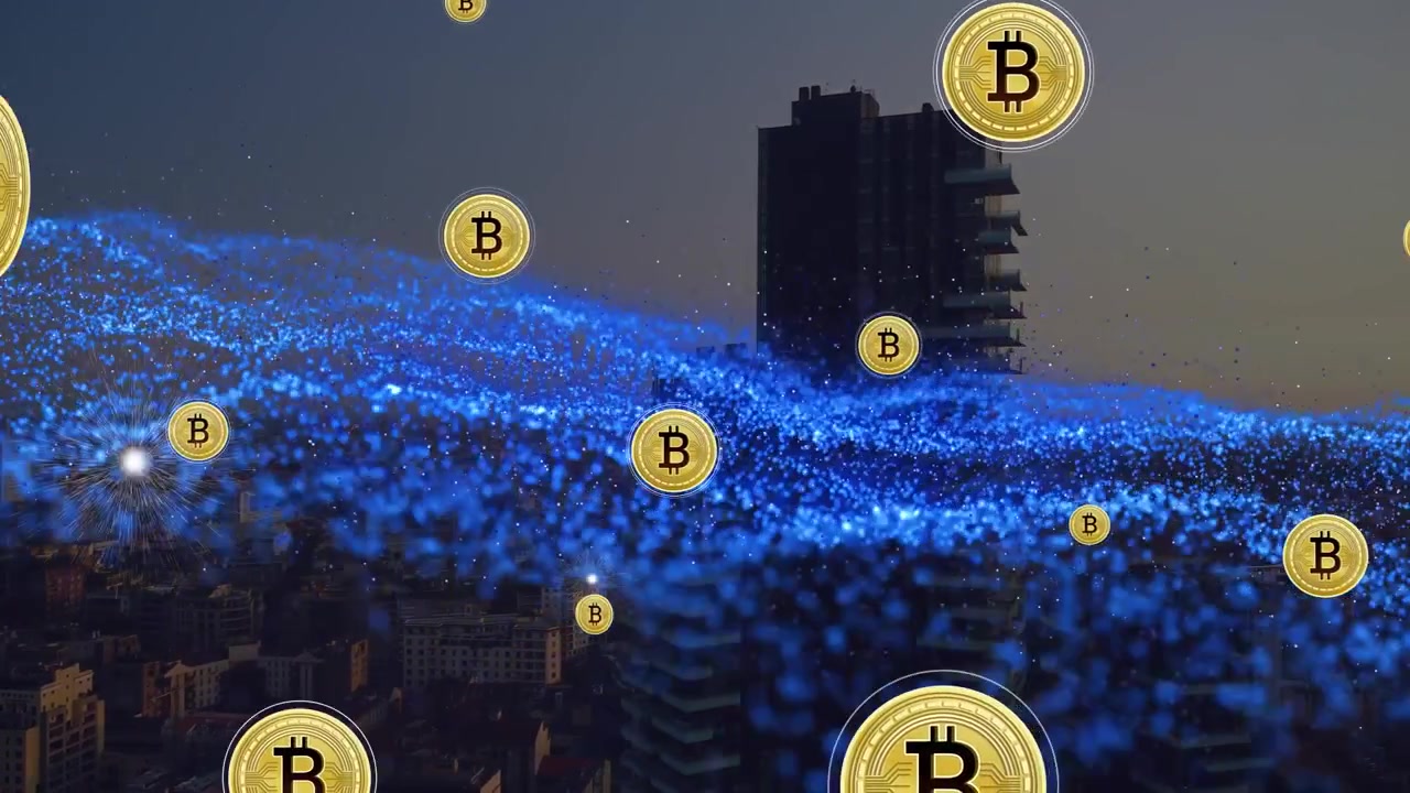 Simboli di criptovaluta Bitcoin fluttuanti sopra lo skyline moderno della città al tramonto