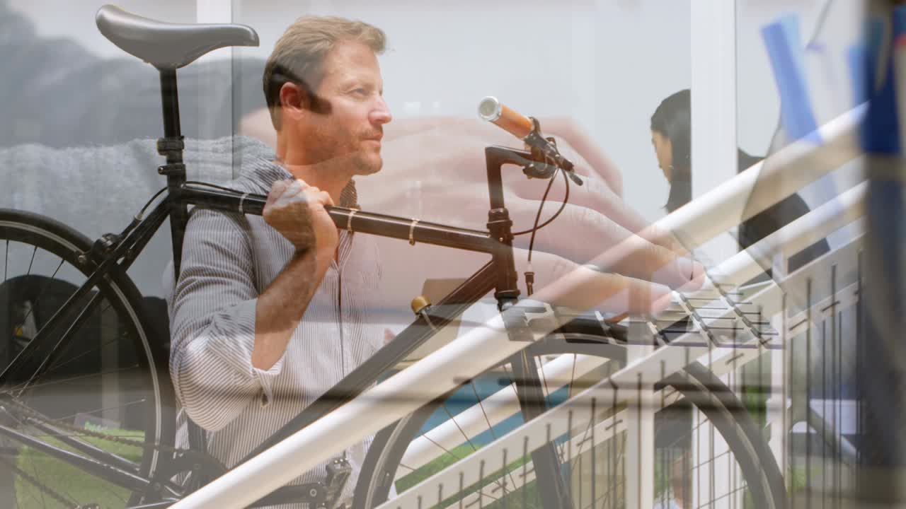 노트북을 이용한 손의 애니메이션 사업가가가 자전거를 들고 계단을 오르고 있다