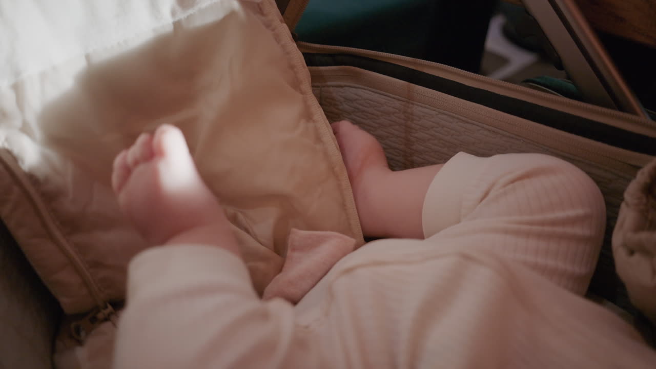 Bambino a riposo in un passeggino, vicino a un tavolo, in un ambiente al chiuso.
