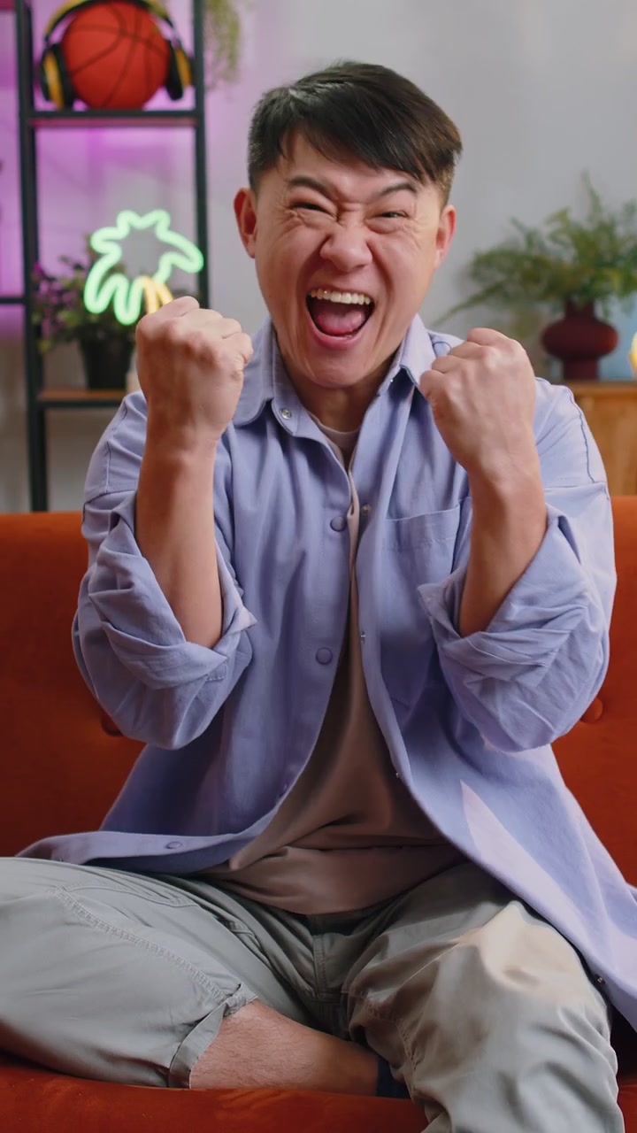 興奮した 幸せな アジア人 驚いた 突然の勝利に ショックを受けた 良いニュース 勝利を祝う ワウの反応