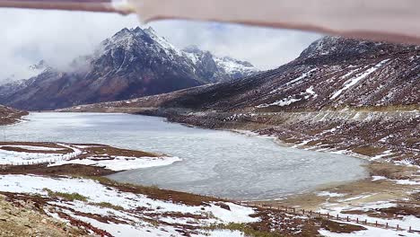 Gefrorener-Sela-see-Mit-Schneekappenbergen-Und-Hellblauem-Himmel-Am-Morgen-Aus-Einem-Flachen-Winkelvideo-Wird-In-Sela-Tawang-Arunachal-Pradesh-Indien-Aufgenommen