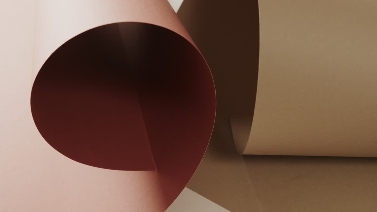 cerca de dos tonos de papeles enrollados marrones en fondo blanco con espacio de copia en cámara lenta