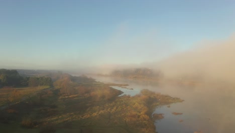 Vista-Aérea-De-Drones-De-La-Niebla-Sobre-El-Río-Nemunas-Durante-El-Amanecer-A-Principios-De-La-Mañana-De-Otoño-En-El-Condado-De-Kaunas,-Lituania