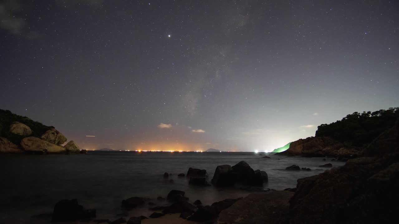 cheung chau porto ativo luzes brilhando debaixo do céu noturno rápido nuvens timelapse