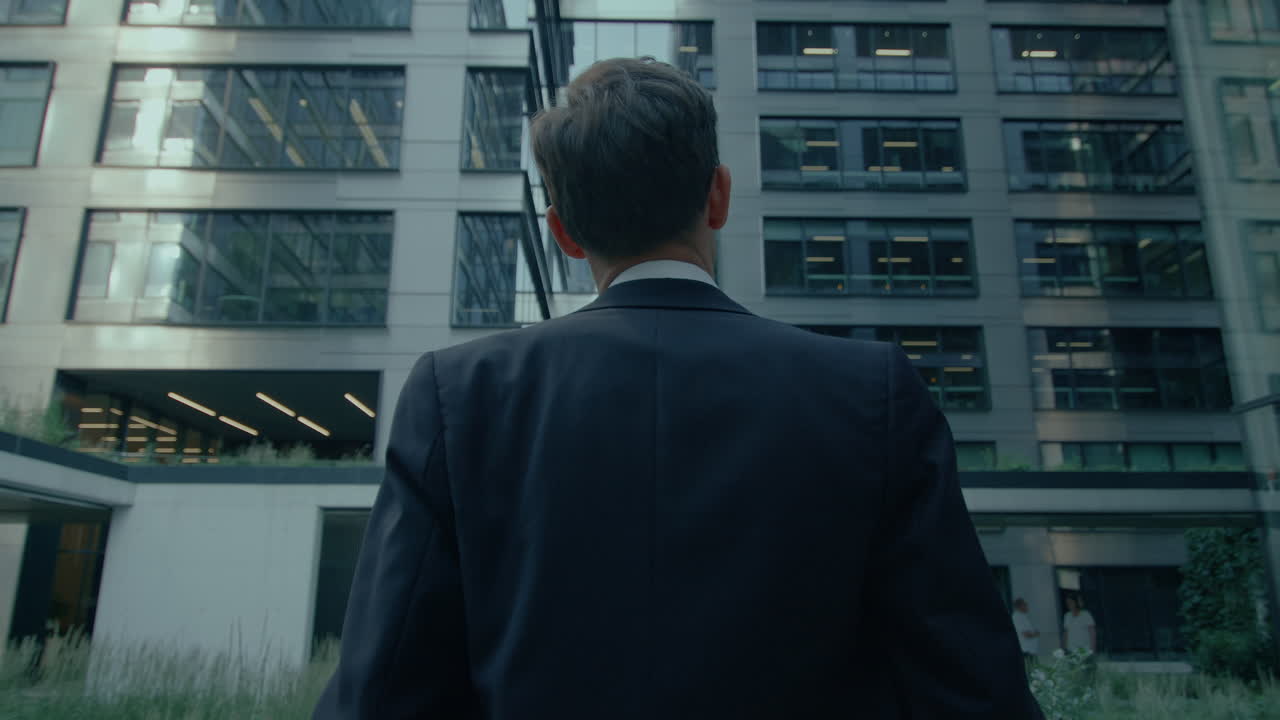 hombre de negocios exitoso en traje mirando a la cámara con confianza