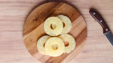 piña cortada en una tabla de cortar de madera