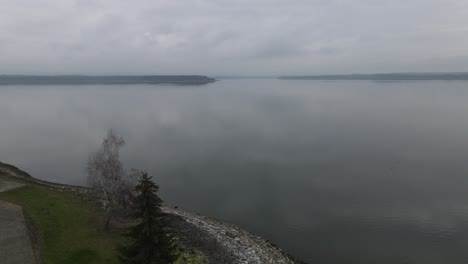 Imágenes-Aéreas-De-Drones-De-4k-Del-Gran-Lago-En-Un-Clima-Melancólico-Y-Sombrío