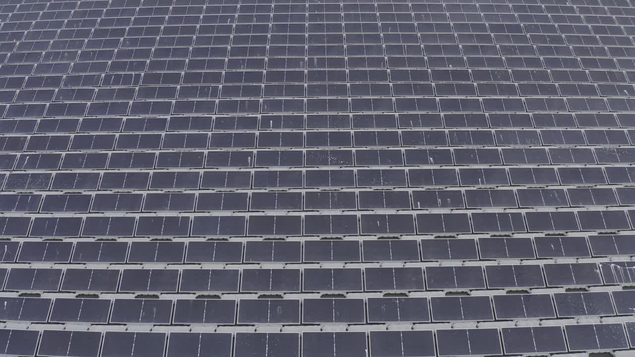 vista aérea de paneles solares flotantes en un pequeño estanque