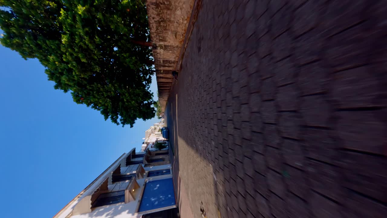 tiro vertical de la calle las damas, zona colonial en santo domingo, república dominicana - fpv